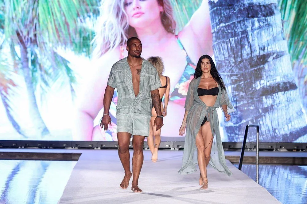 Nicole Williams bikini defilesinde hamile olduğunu açıkladı