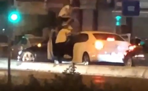 Trafikte tartıştığı sürücüyü aracının içinde tekmeledi Trafikte tartıştığı sürücüyü aracının içinde tekmeledi