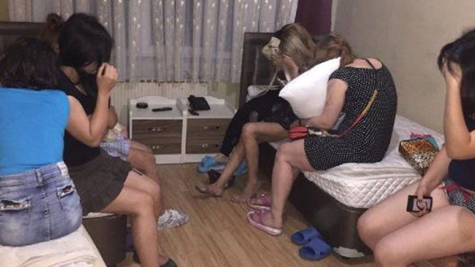 Evinde fuhuş yaptıran şahıs, komisyon için yan odada beklemiş