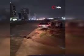 BAE’yi sel vurdu: Onlarca araç selde mahsur kaldı