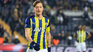 Mesut Özil: Fenerbahçe camiasına ve taraftarına gösterdikleri ilgi ve alaka için teşekkür ediyorum