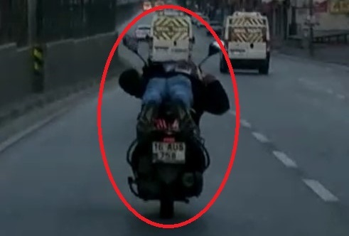 Bursa’da motosikleti yüzüstü yatıp kullandı! O anlar kamerada