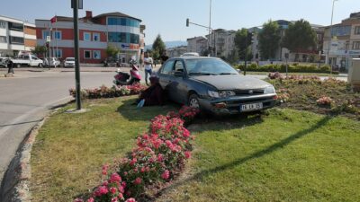 Bursa’da feci kaza! Otomobilin çarptığı motosikletin sürücüsü yaralandı