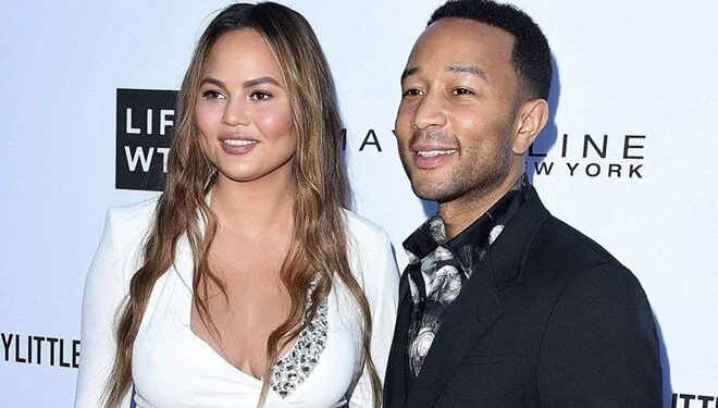Şarkıcı John Legend ve model eşi Chrissy Teigen bebek bekliyor
