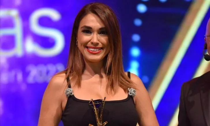 Bikinisiyle zıplayarak poz verdi!