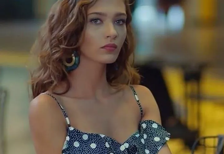 Melisa Döngel plajda sere serpe poz verdi
