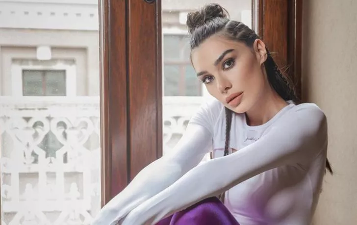 Burcu Kıratlı’dan havuz pozları