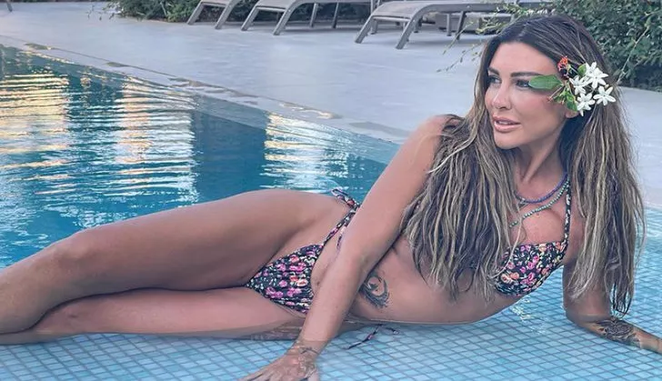 Selen Görgüzel mini şortlu pozlarıyla dikkat çekti!