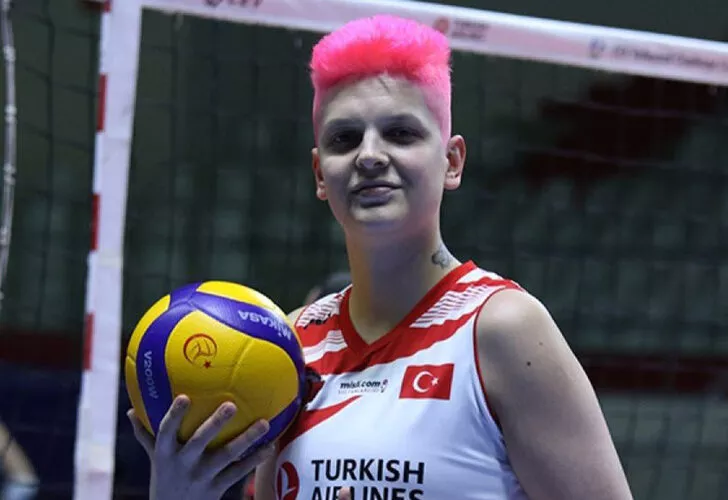 Ebrar Karakurt pembe saçlarını değiştirdi!
