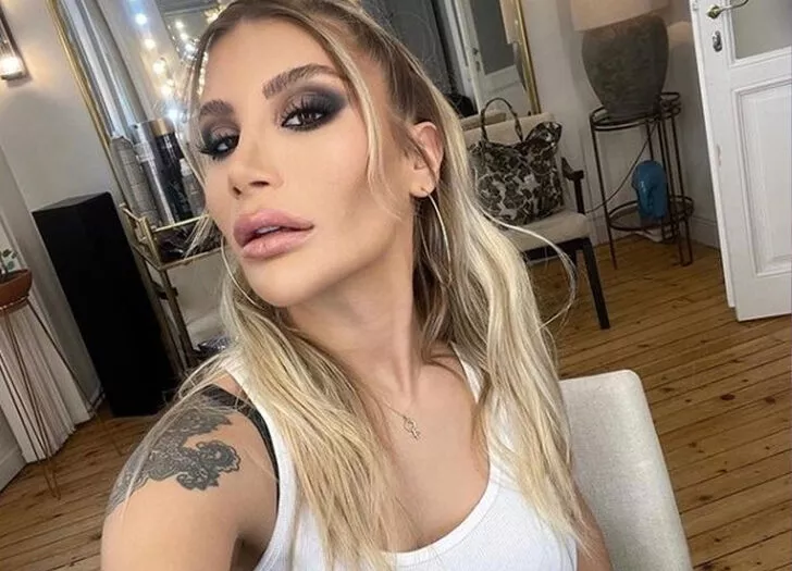 İrem Derici’den Simge Sağın’a: Belinin kıvrımına kurban!