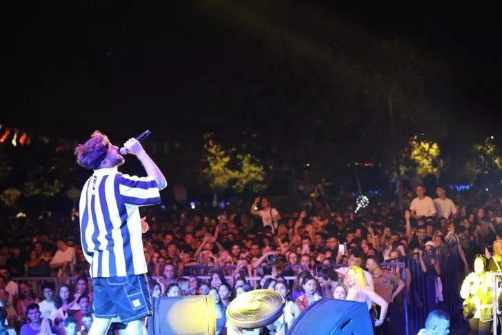 Ünlü rapçi kavgaya sahneden müdahale etti