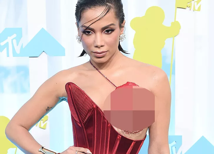 MTV gecesinde Anitta’nın dekoltesi konuşuldu