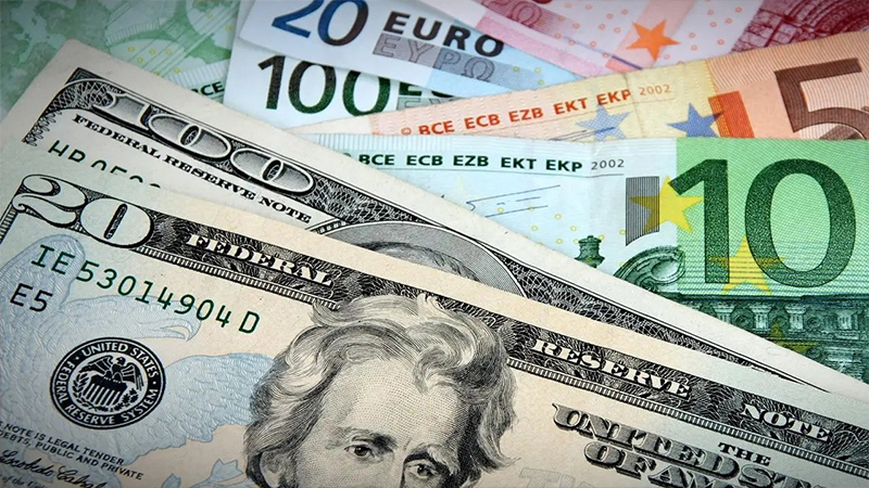 Euro yeniden doları geçti