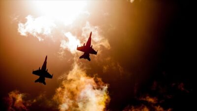 Çin’e ait 49 askeri uçağın, Tayvan Boğazı’ndaki “orta çizgi”yi geçtiği bildirildi