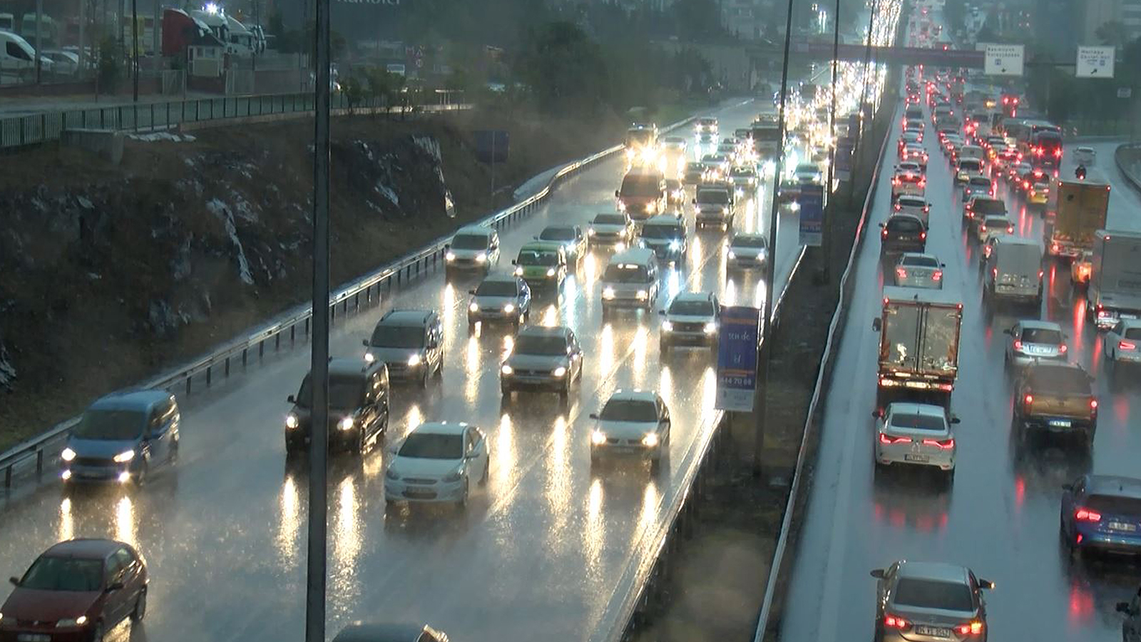 Yağmurun etkili olduğu İstanbul’da trafik yoğunluğu arttı