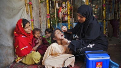 Pakistan’da çocuk felci aşısı yapan ekibe saldırı! 2 polis hayatını kaybetti