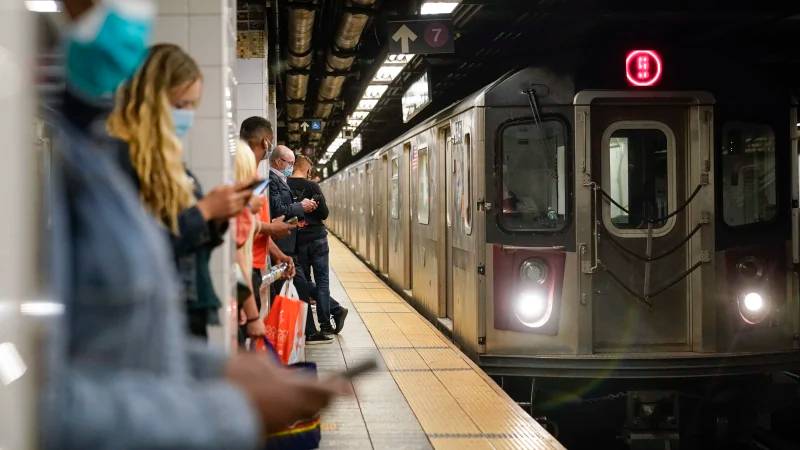 Metroda ‘sörf’ yapmaya çalıştı, kolu koptu