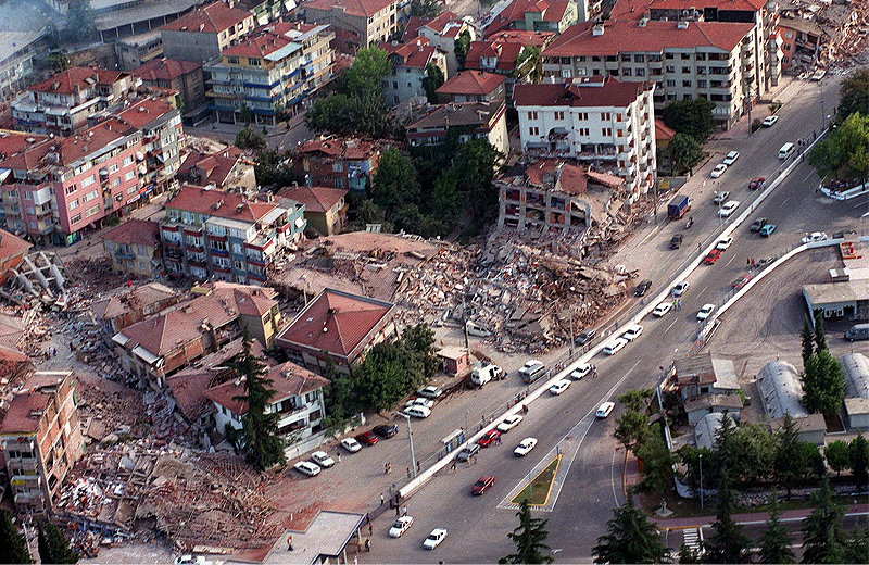 Землетрясения 17. Землетрясение в Турции 1999. Землетрясение в Стамбуле 1999. Измир землетрясение 1999. Землетрясение в Турции 17 августа 1999.