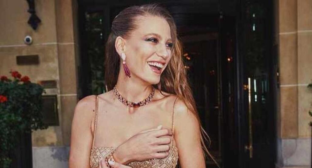 Serenay Sarıkaya’dan ayna karşısında yılan dansı