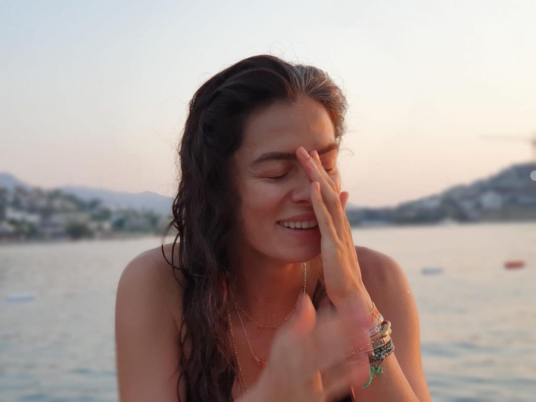 Doğum sonrası form tutan Özge Özpirinçci, bikinili poz verdi