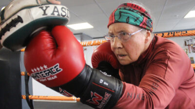 Parkinsonu 76 yaşında boks ile yendi