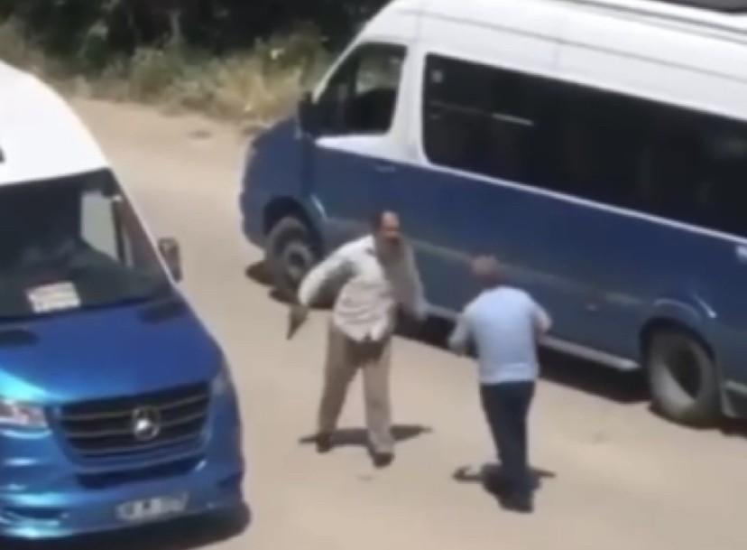 Bursa’da işçi servisi ile minibüs şoförünün silahlı, sopalı kavgası!