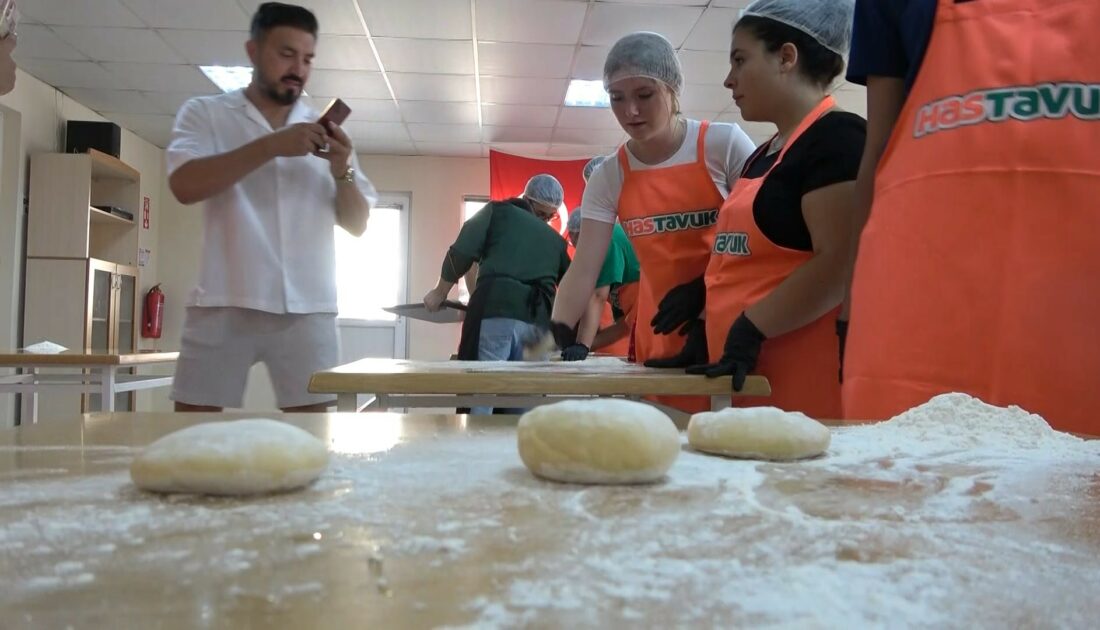 Bursa’da yabancı öğrenciler Türk Mutfağı’nda mantı yapmayı öğrendi