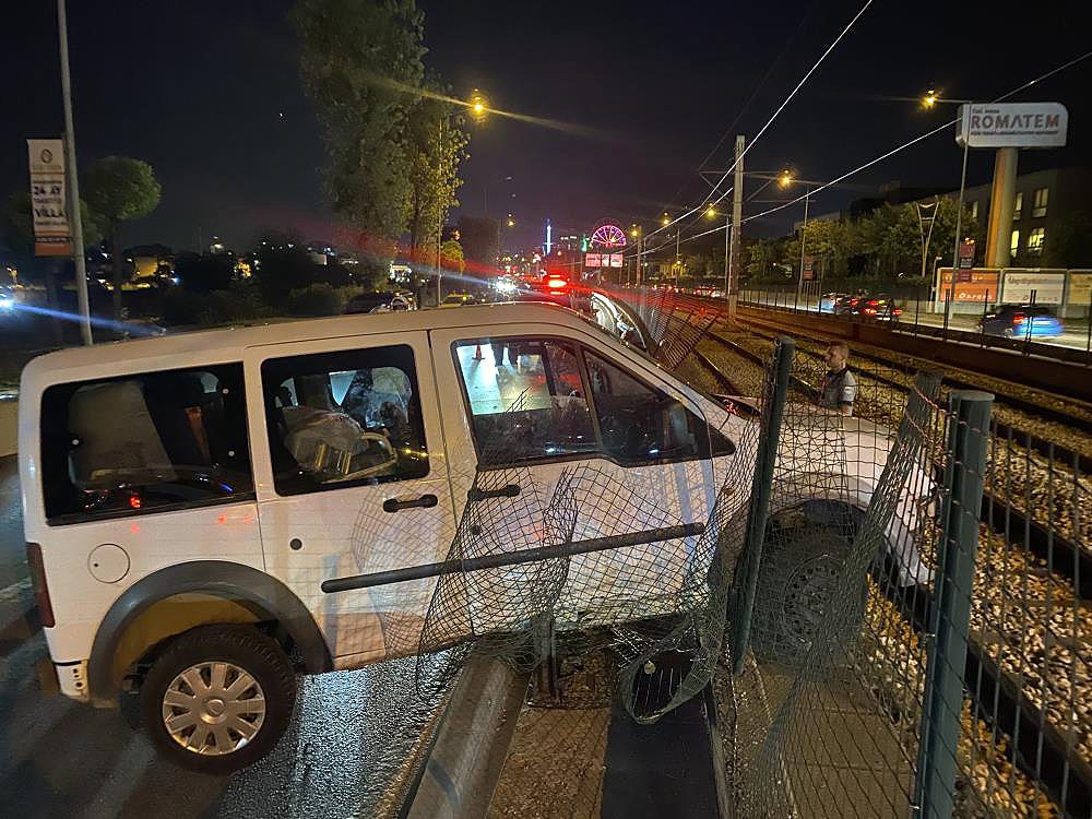 Bursa’da ticari araç metro rayına uçtu