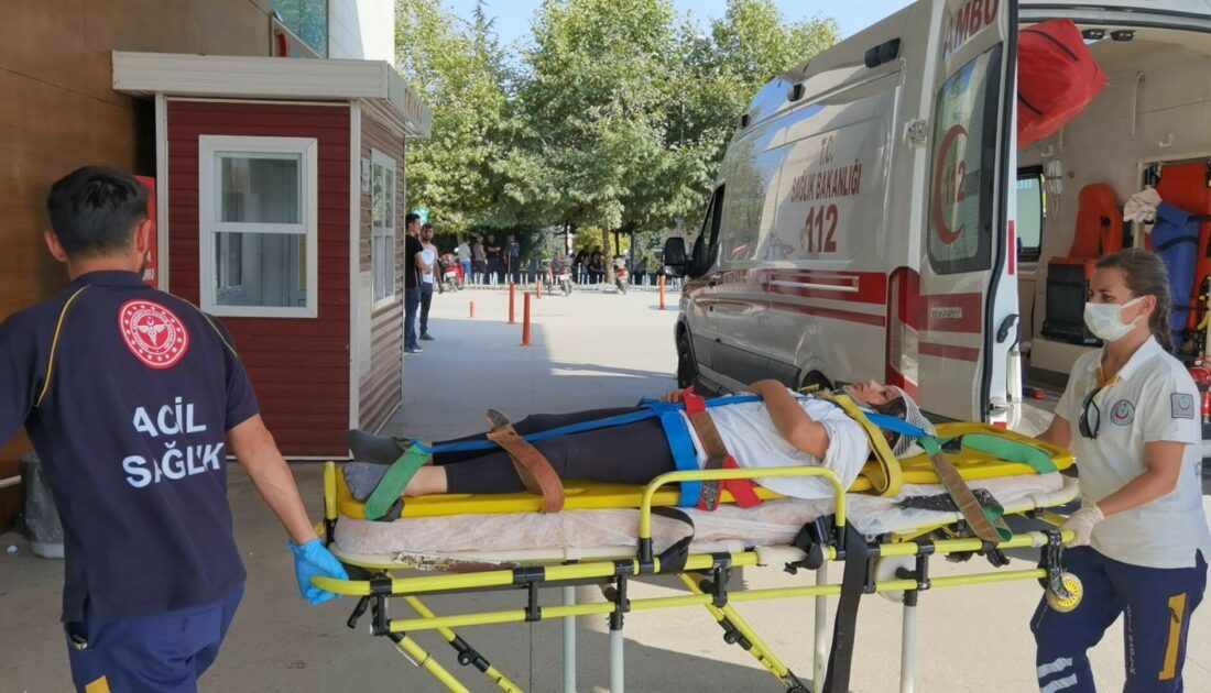 Bursa’da devrilen demir kapının altında kalan çocuk yaralandı