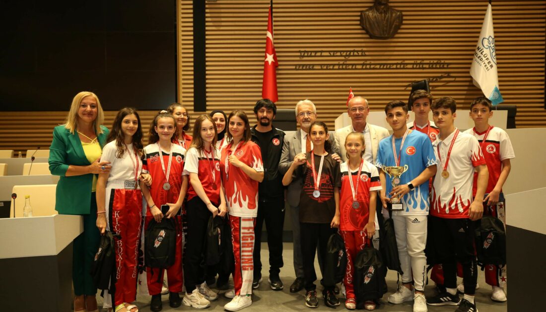 Başarılarını Nilüfer Belediye Başkanı Turgay Erdem ile paylaştılar
