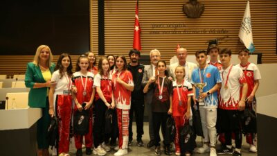 Başarılarını Nilüfer Belediye Başkanı Turgay Erdem ile paylaştılar