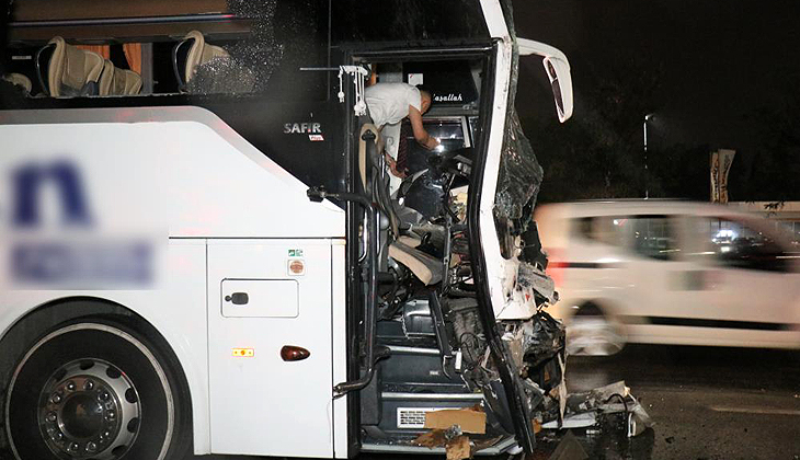 Sakarya’da yolcu otobüsü TIR’a çarptı: 25 yaralı