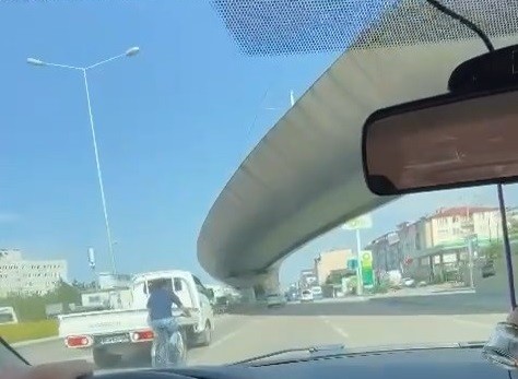 Bursa’da bisikletli gencin tehlikeli yolculuğu