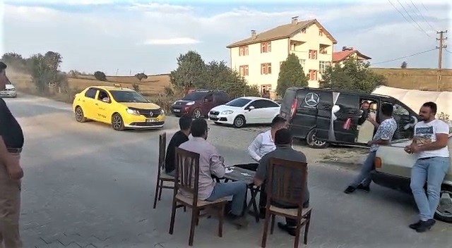 Gelin arabasının önünü oyun masası kurarak kestiler