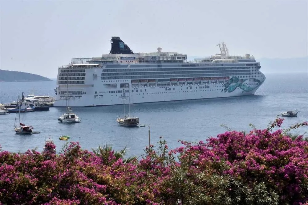 ‘Norwegian Jade’ Bodrum’a demirledi