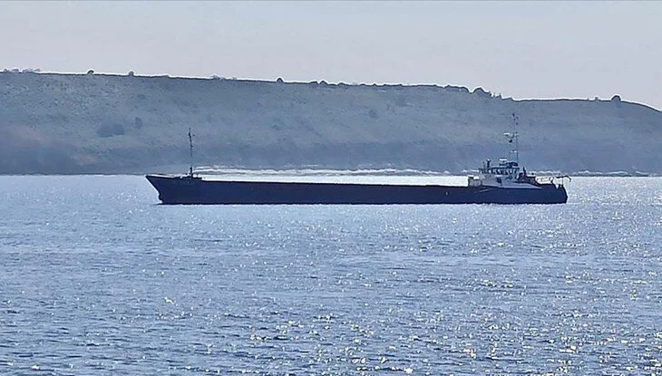 Çanakkale açıklarında karaya oturan çimento yüklü gemi kurtarıldı