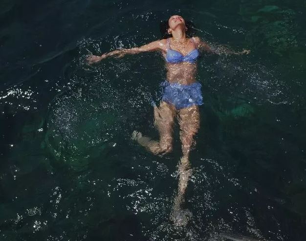 Bella Hadid iç çamaşırlı pozuyla kasıp kavurdu!