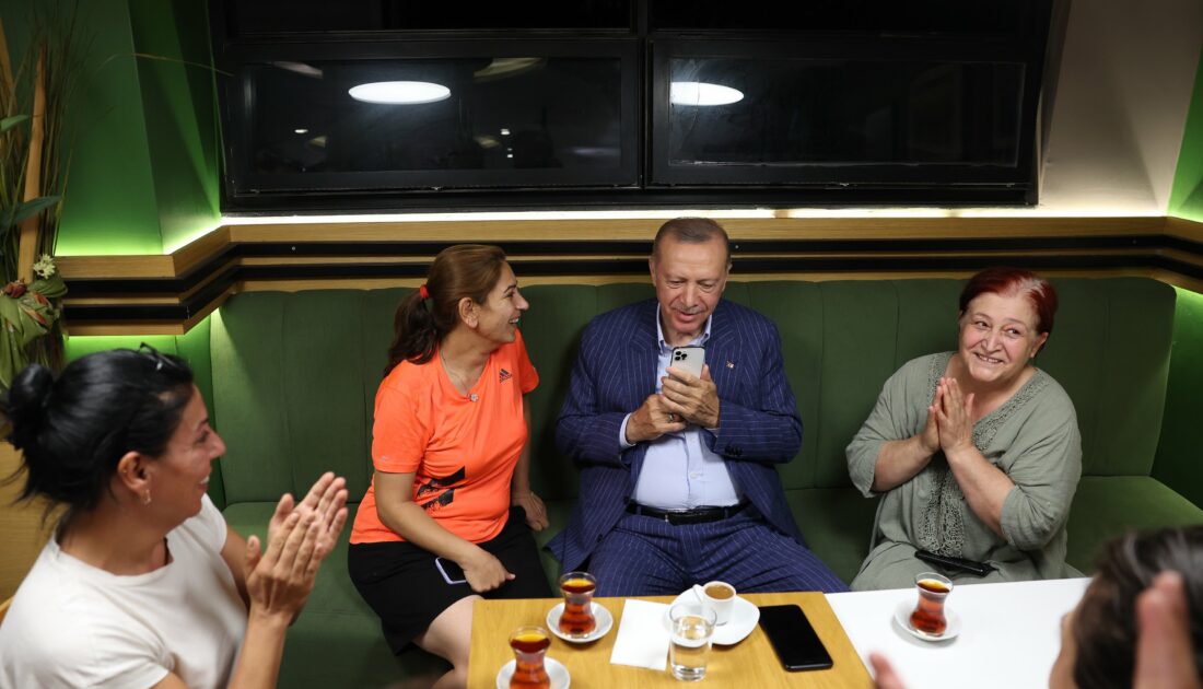 Cumhurbaşkanı Erdoğan pastanede vatandaşlarla sohbet etti