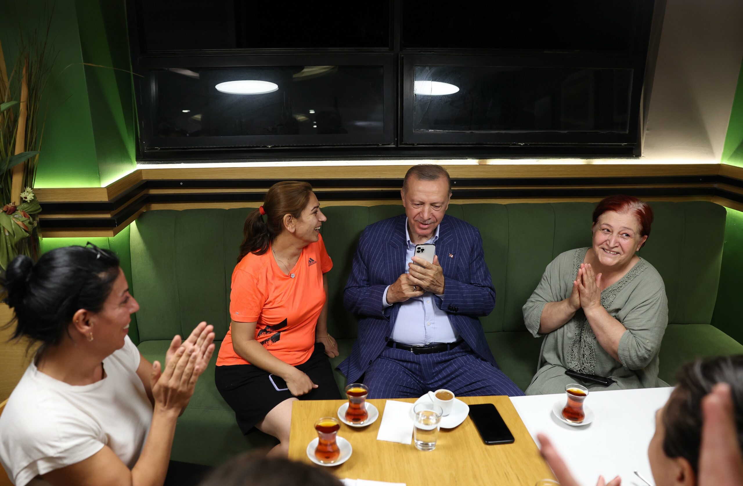 Cumhurbaşkanı Erdoğan pastanede vatandaşlarla sohbet etti