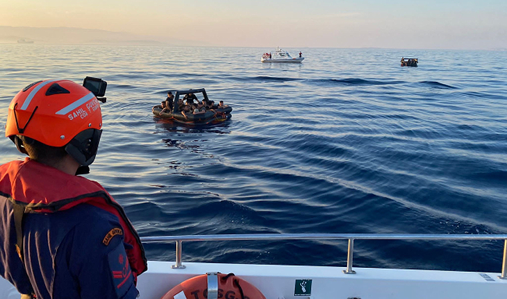 İzmir açıklarında 65 düzensiz göçmen kurtarıldı