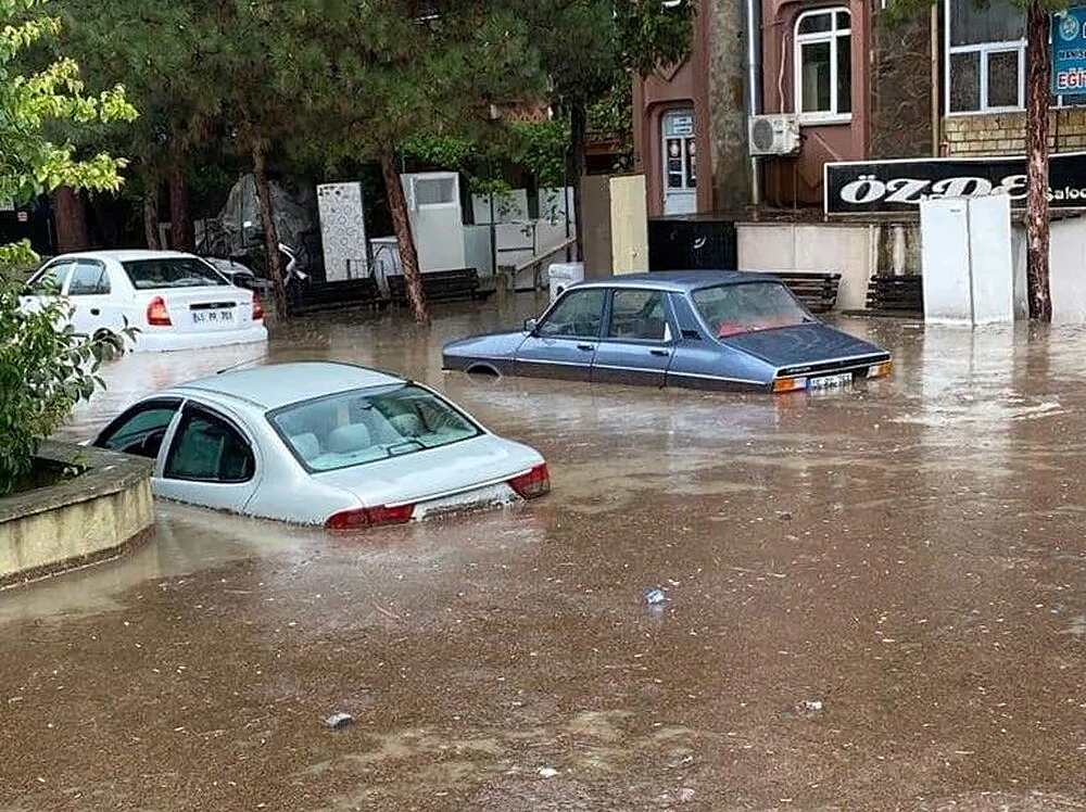 Manisa’yı sağanak vurdu