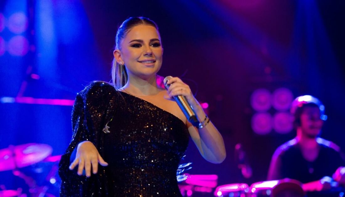 Merve Özbey’den karnı burnunda konser