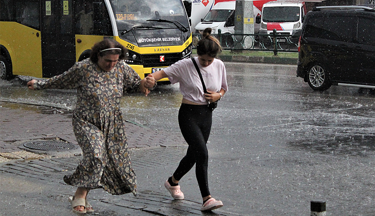 Bursa’da sağanak yağış! Vatandaş metro ve otobüs duraklarına sığındı