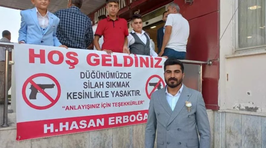 Aşiret düğününde örnek pankart!