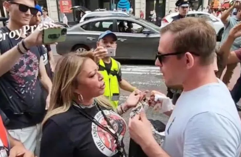 Vegan eylemcilerin protestosunda şiş kebap yedi!