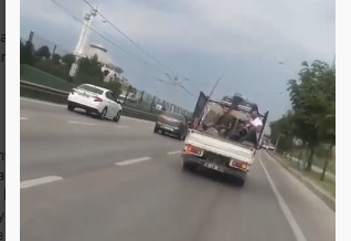 Ölüme meydan okudular! Bursa’da kamyonet arkasında tehlikeli yolculuk