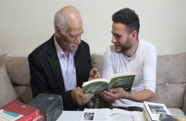71 yaşındaki baba oğluyla aynı üniversitede aynı bölümü kazandı