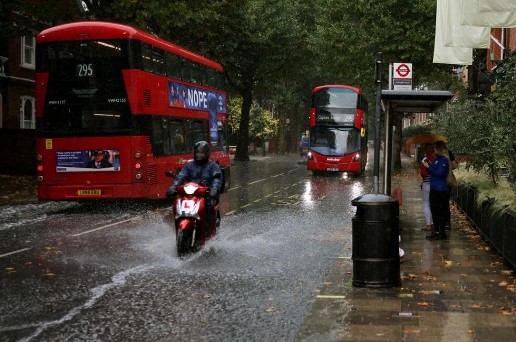 İngiltere’yi sel vurdu: Metro ve tren seferleri iptal edildi