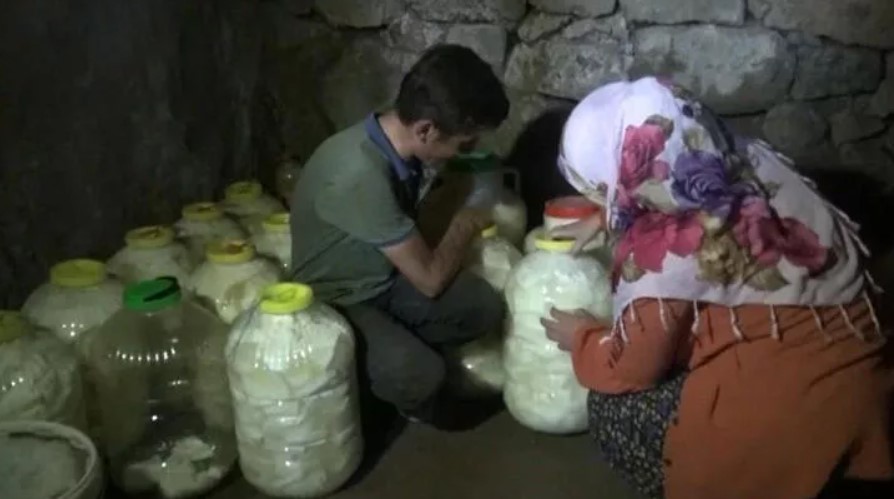 Buzdolabı yerine toprak altı! Erzaklarını böyle koruyorlar