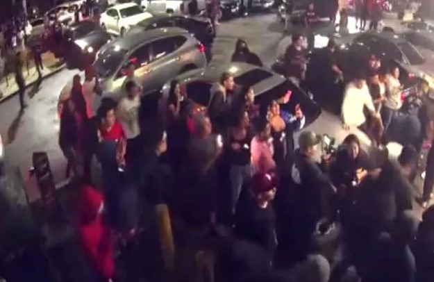 Los Angeles’ta kalabalık grup marketi yağmaladı